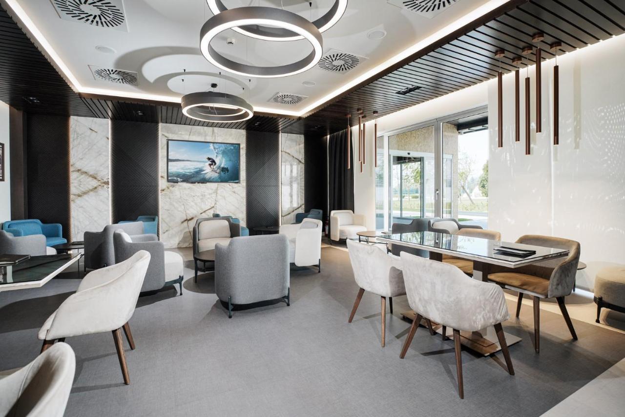 Hotel Srbija Lux Stara Pazova Exteriör bild