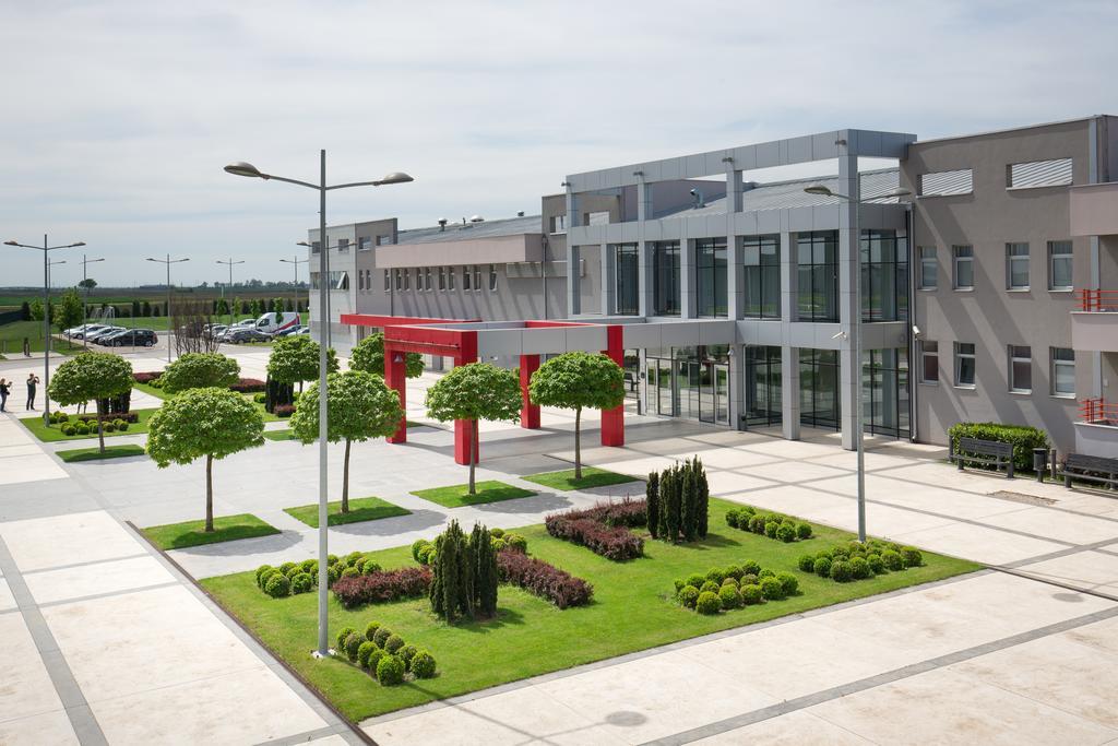 Hotel Srbija Lux Stara Pazova Exteriör bild